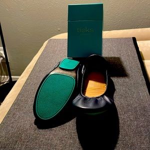 California Navy Tieks embody the luxurious yet laid-back California